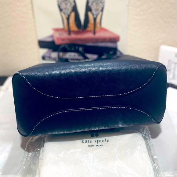 KATE SPADE ♠️ 4pcs TOP HANDLE NAVY TOTE, POUCH, CROSSBODY STRAP, CARD CASE. 💙🤍 - Picture 8 of 16